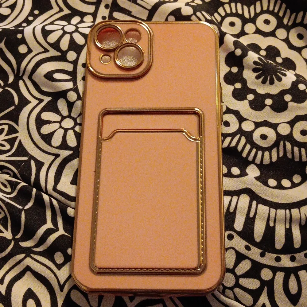 Iphone 14 Plus in pink & gold phone case